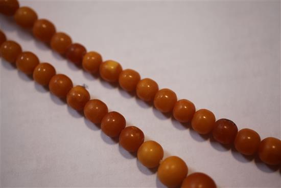 A single strand graduated amber spherical bead necklace, 19.5in.